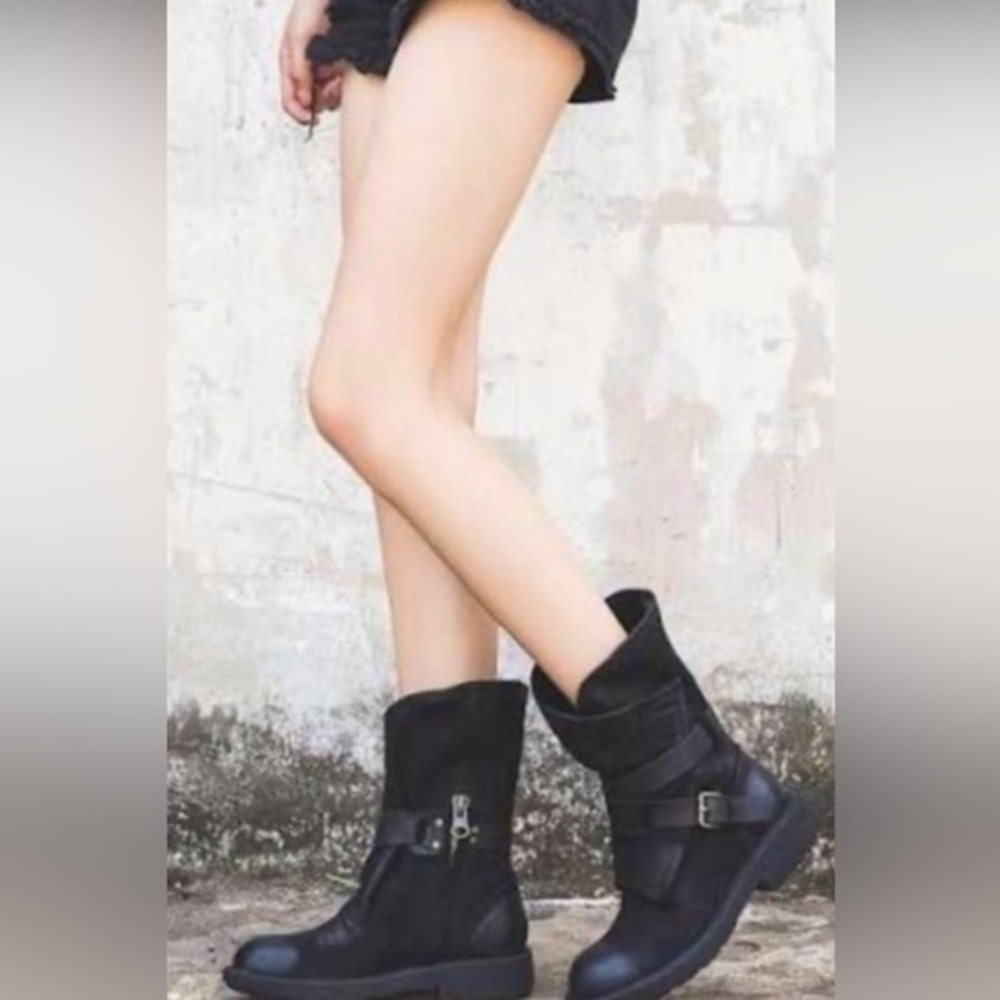 UGG Black leather biker ankle boots, size 7